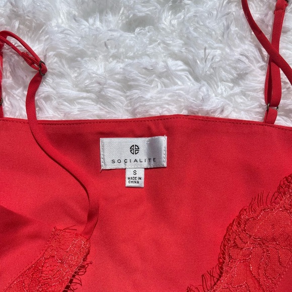 SOCIALITE CAMI TOP WITH LACE NECKLINE CORAL SIZE SMALL - Picture 4 of 6